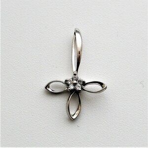 Vintage Designer 10K White Gold Diamond Cluster Flower Cross Pendant Charm P
